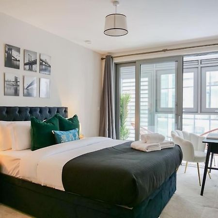 Stylish Urban Sanctuary With Parking Apartment Londra Exterior foto