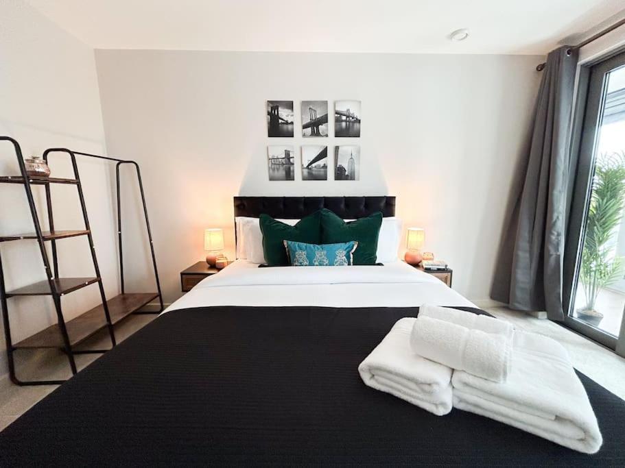 Stylish Urban Sanctuary With Parking Apartment Londra Exterior foto