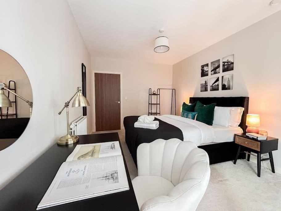 Stylish Urban Sanctuary With Parking Apartment Londra Exterior foto