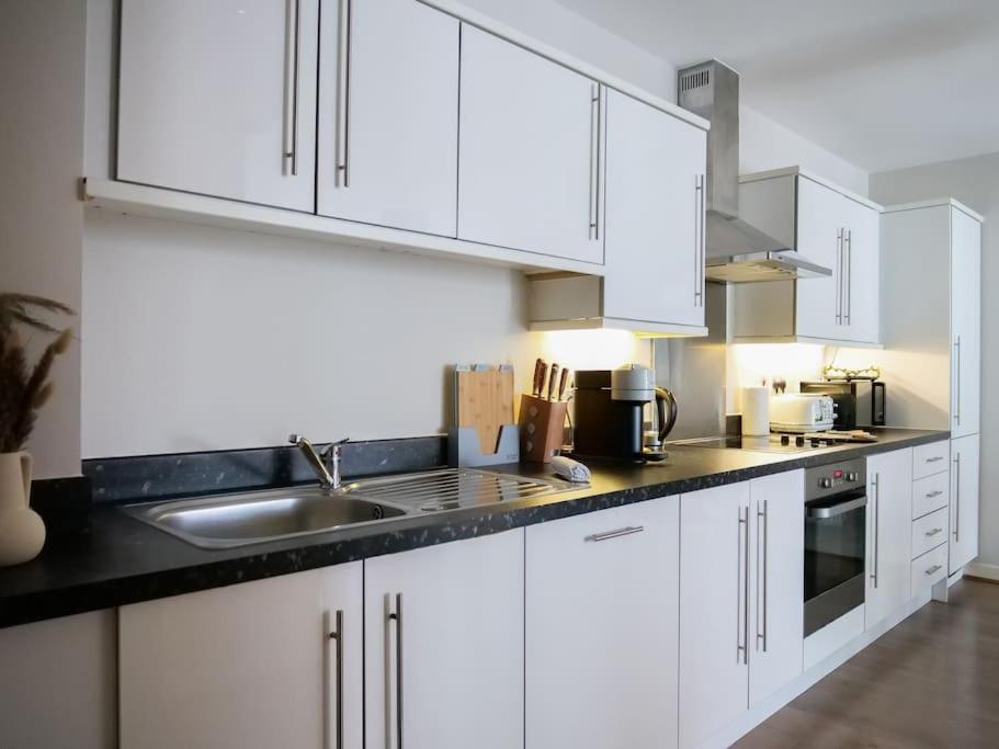 Stylish Urban Sanctuary With Parking Apartment Londra Exterior foto