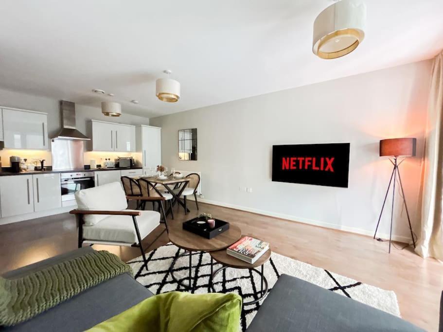 Stylish Urban Sanctuary With Parking Apartment Londra Exterior foto