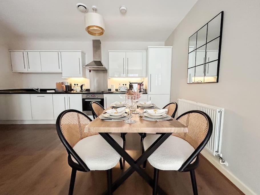 Stylish Urban Sanctuary With Parking Apartment Londra Exterior foto