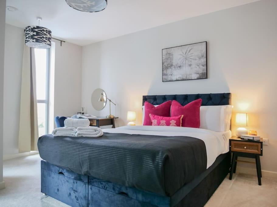 Stylish Urban Sanctuary With Parking Apartment Londra Exterior foto
