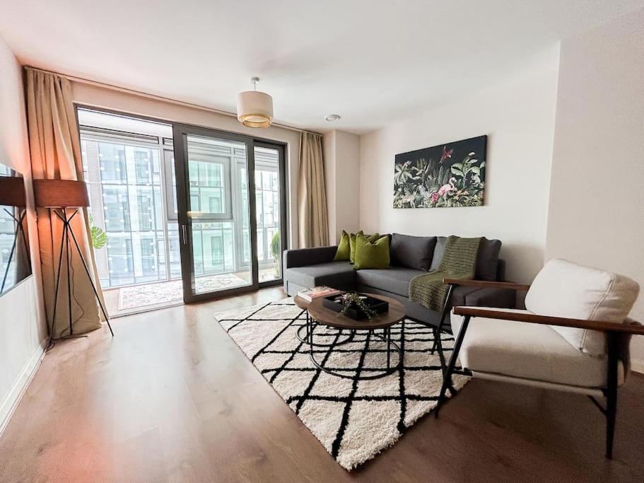 Stylish Urban Sanctuary With Parking Apartment Londra Exterior foto