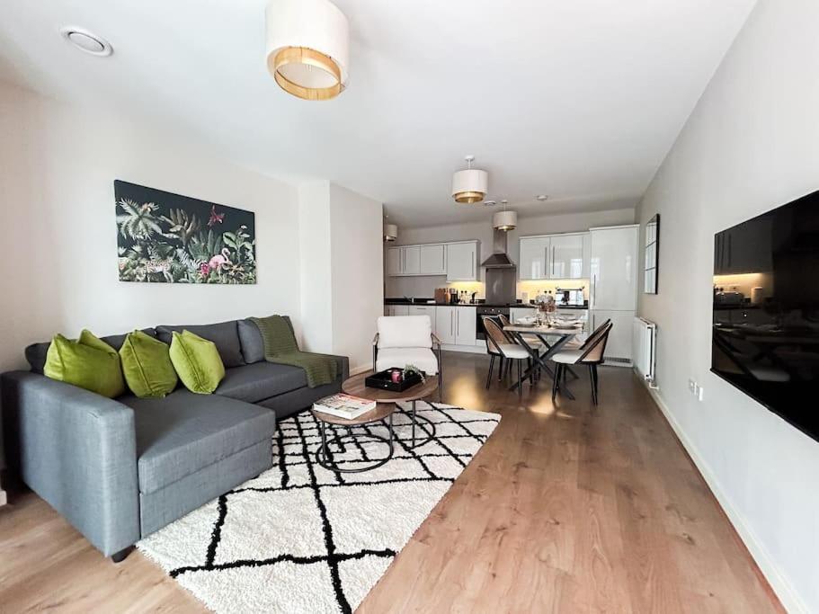 Stylish Urban Sanctuary With Parking Apartment Londra Exterior foto