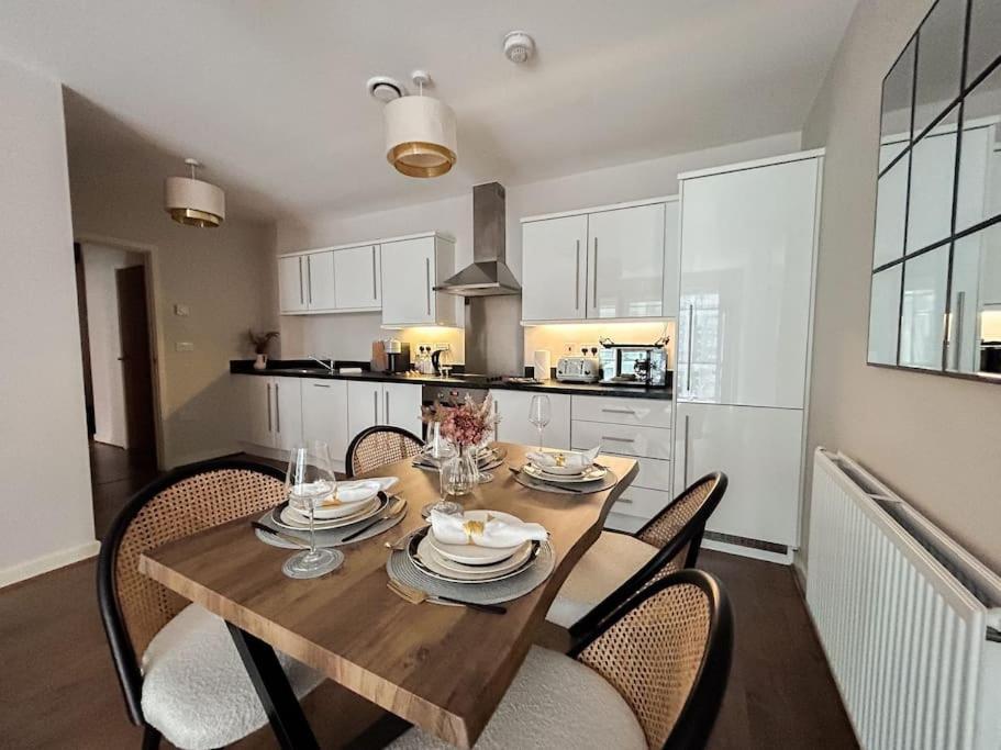 Stylish Urban Sanctuary With Parking Apartment Londra Exterior foto