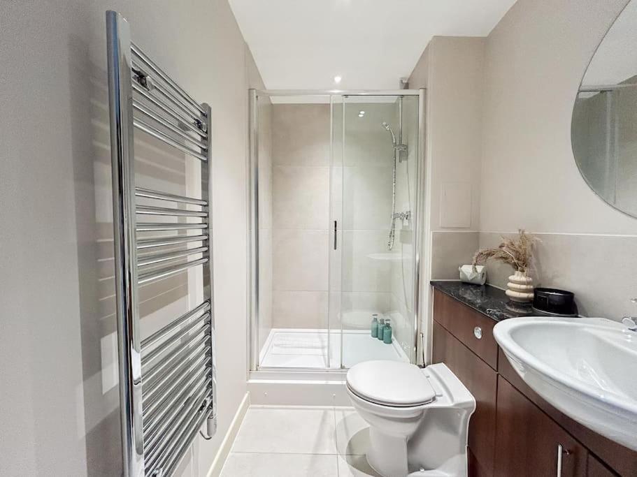 Stylish Urban Sanctuary With Parking Apartment Londra Exterior foto