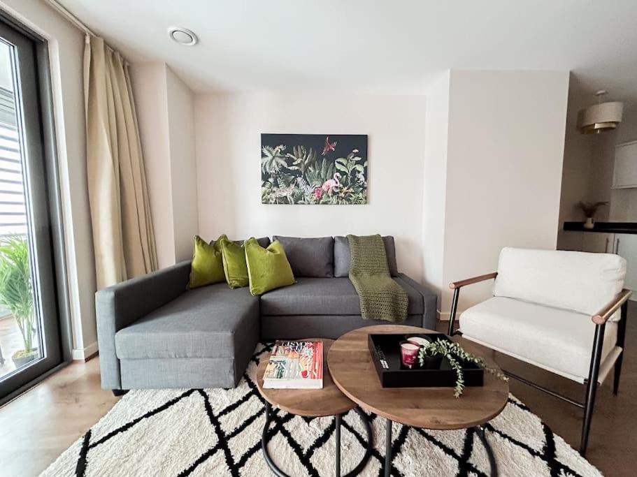 Stylish Urban Sanctuary With Parking Apartment Londra Exterior foto