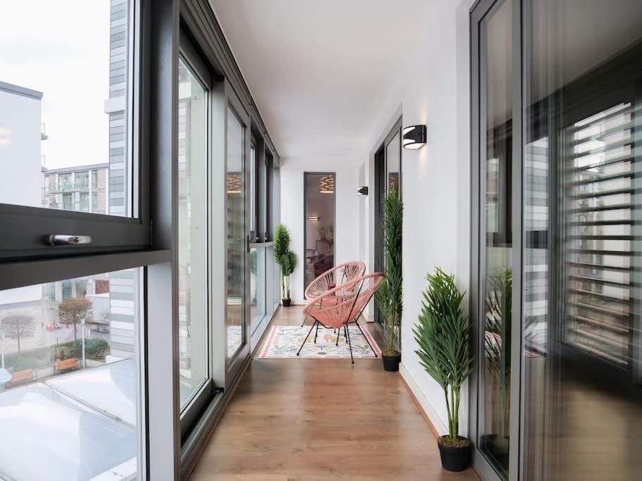 Stylish Urban Sanctuary With Parking Apartment Londra Exterior foto