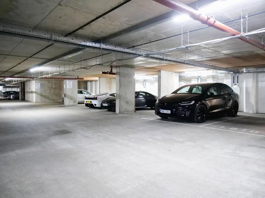 Stylish Urban Sanctuary With Parking Apartment Londra Exterior foto