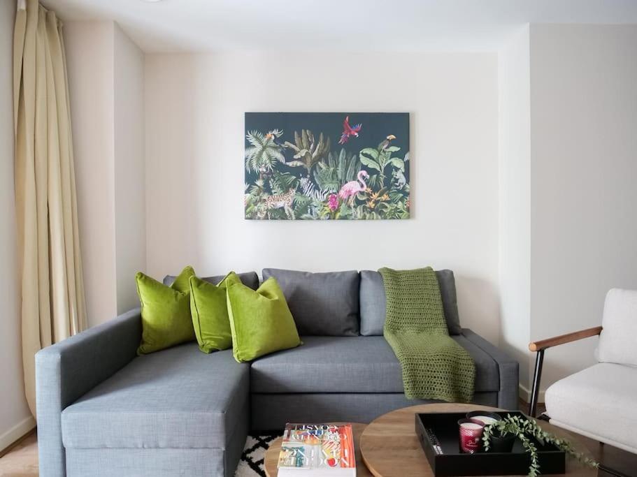Stylish Urban Sanctuary With Parking Apartment Londra Exterior foto