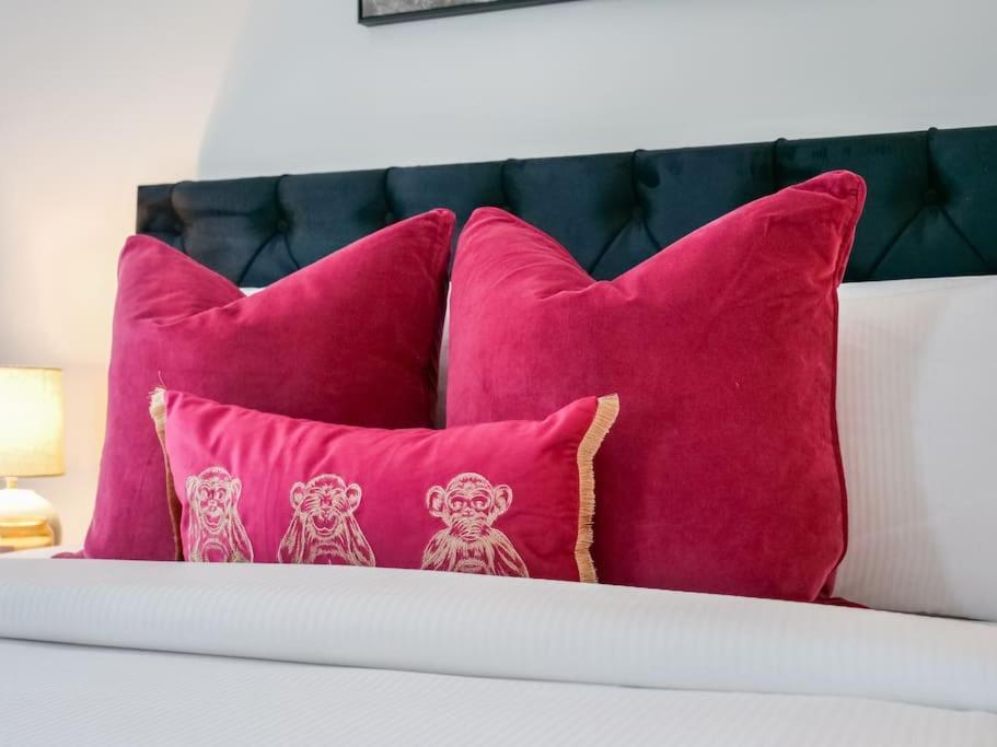 Stylish Urban Sanctuary With Parking Apartment Londra Exterior foto