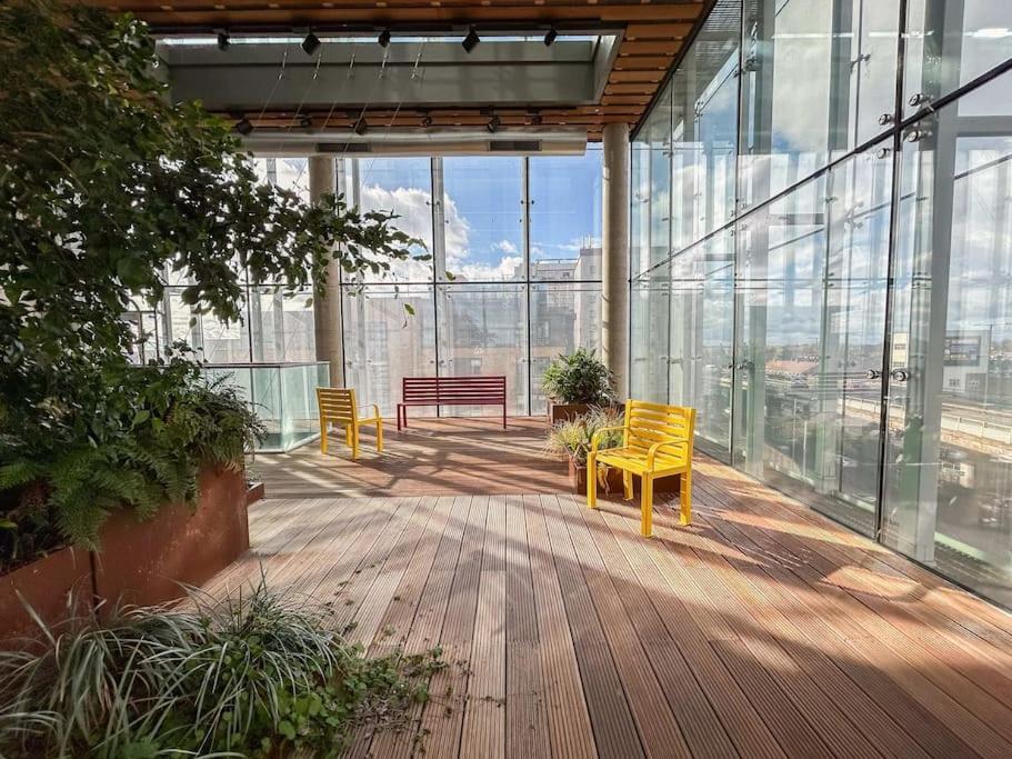 Stylish Urban Sanctuary With Parking Apartment Londra Exterior foto