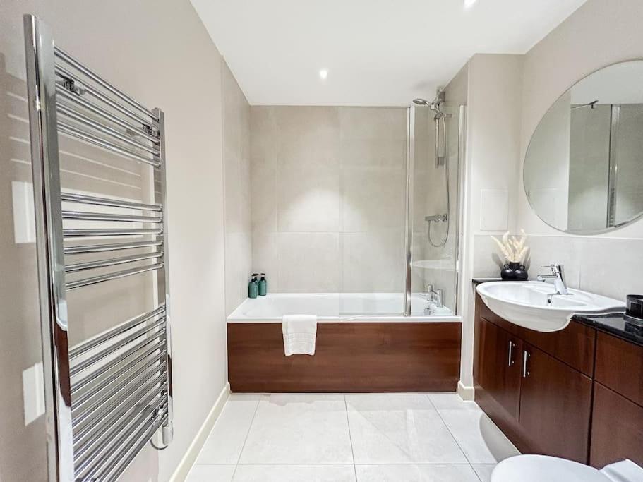 Stylish Urban Sanctuary With Parking Apartment Londra Exterior foto