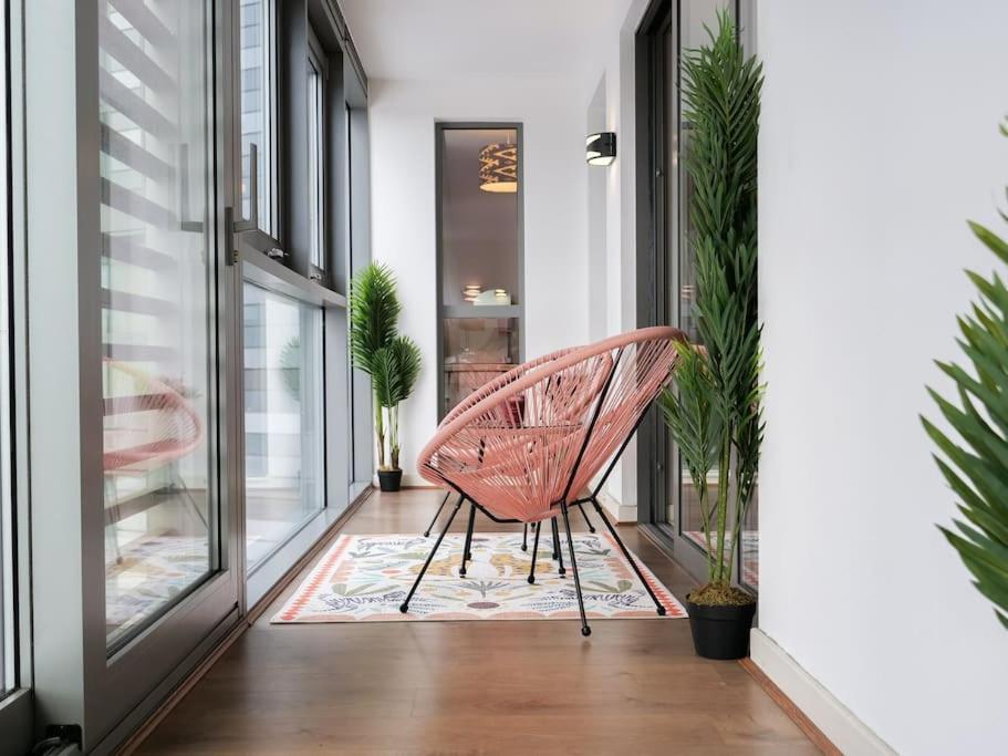 Stylish Urban Sanctuary With Parking Apartment Londra Exterior foto
