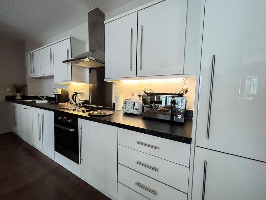 Stylish Urban Sanctuary With Parking Apartment Londra Exterior foto