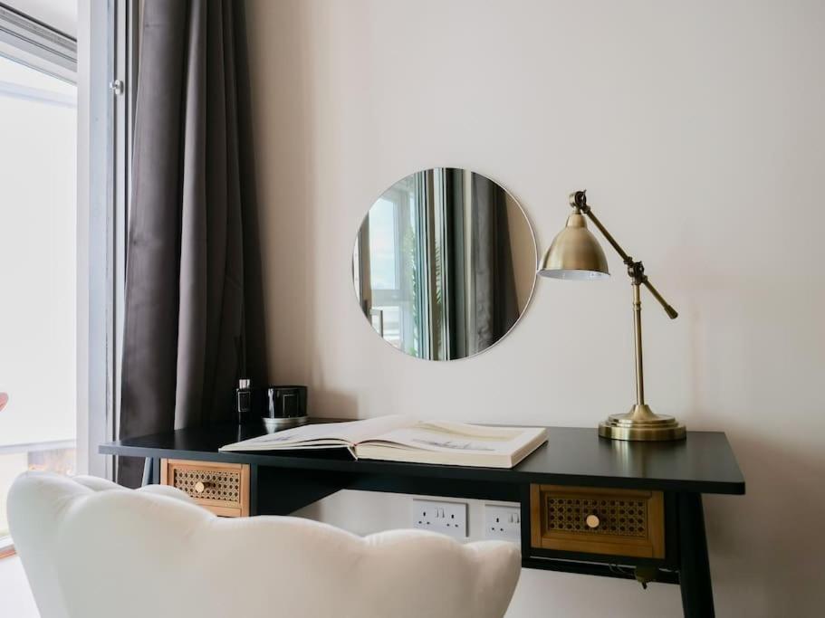 Stylish Urban Sanctuary With Parking Apartment Londra Exterior foto