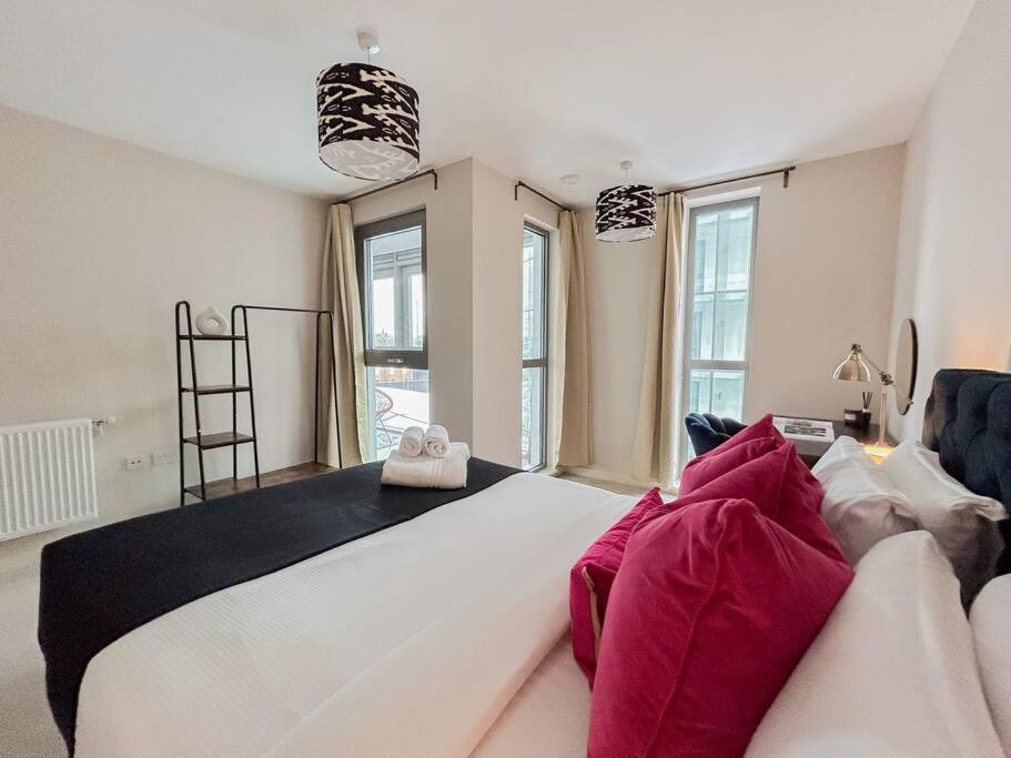 Stylish Urban Sanctuary With Parking Apartment Londra Exterior foto